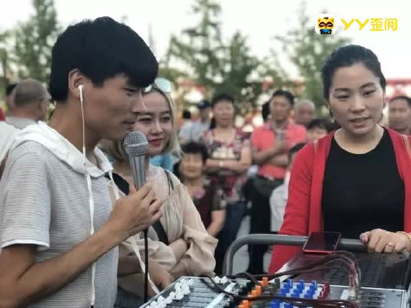 王亮街头开唱引外国人激情斗舞
