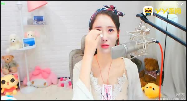 芮甜甜泪撒直播间