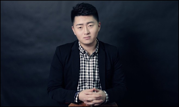 小洲正在录制《还有梦想》MV