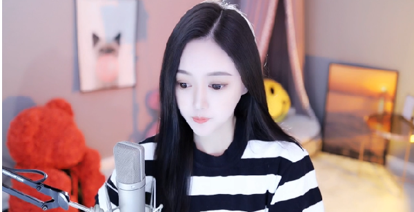 很快洛瑶就恢复到了休息之前的开播状态,不愧是yy上的电母主播啊,很快