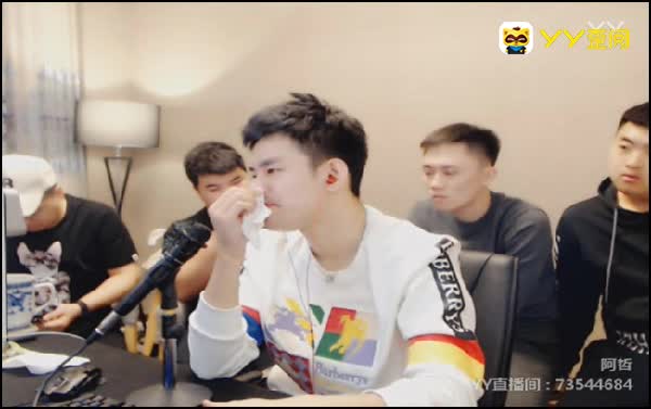 哭了!阿哲被粉丝们感动落泪