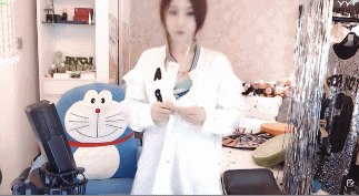 雪儿直播间脱衣服，惊呆粉丝