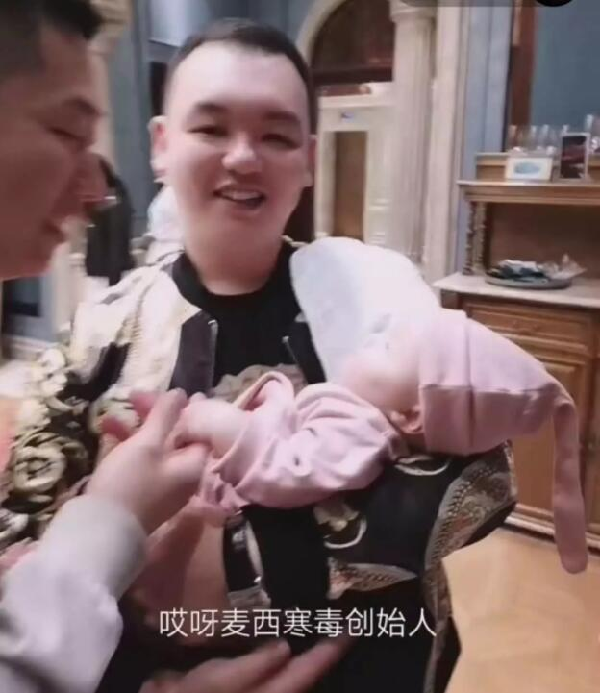 众网红齐聚大嘴爱女百天宴