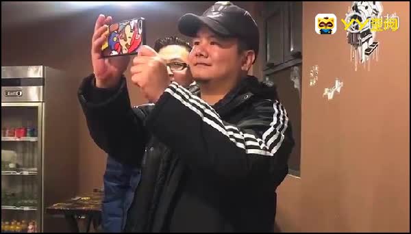 直击狗剩粉丝聚会:一杯酒敬宝哥
