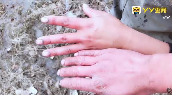 光头强雪天下河捕鱼，手被冻坏！