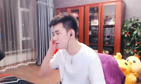 阿哲坦言,买谢小宇花了这么多钱
