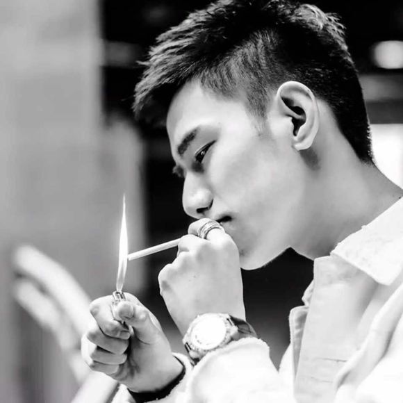 哲半城?阿哲:他躺着比我挣得多