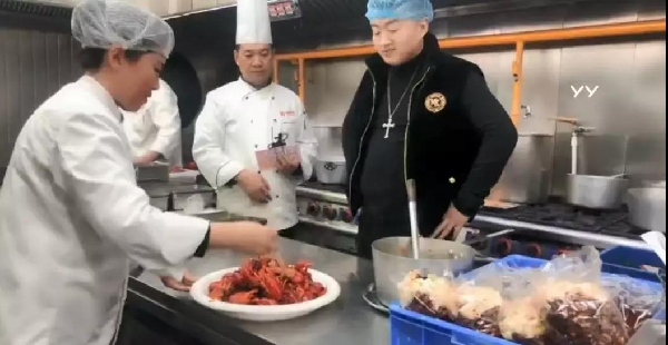 洲大厨现场爆炒小龙虾