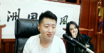 赵小磊现身小洲直播间互动!