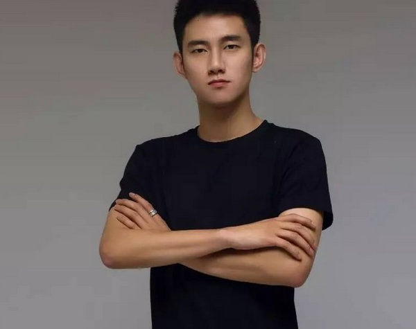 阿哲澄清:我绝没有挖中国蓝主播