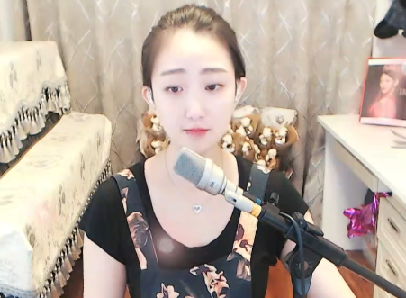 柳婷特地为少数民族粉丝演唱民歌