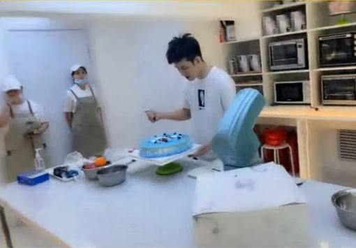 阿哲化身蛋糕师为七夜哥备厚礼!
