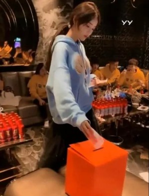芮甜甜粉丝聚会,捐款做公益