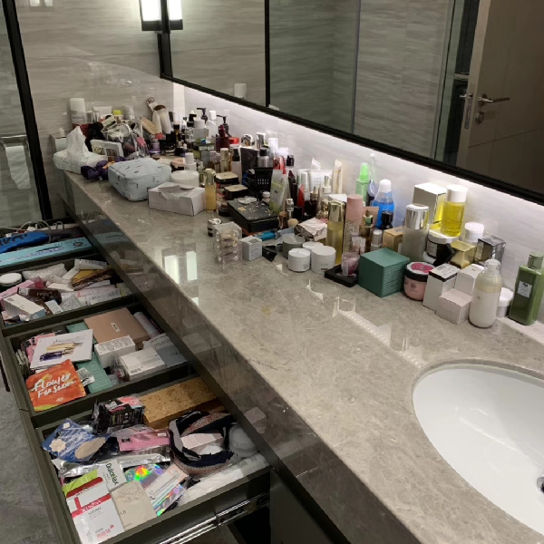 苏珊珊家里有矿?成堆化妆品曝光