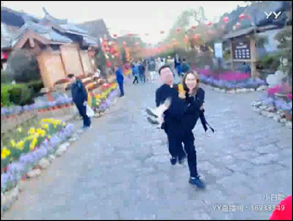 英雄救美?小白龙抱美女飞奔