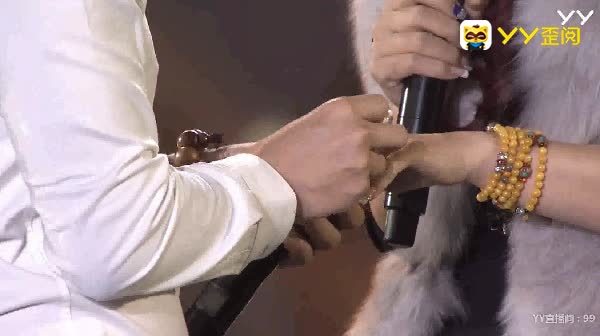 嫁了！颁奖现场悦儿男友求婚