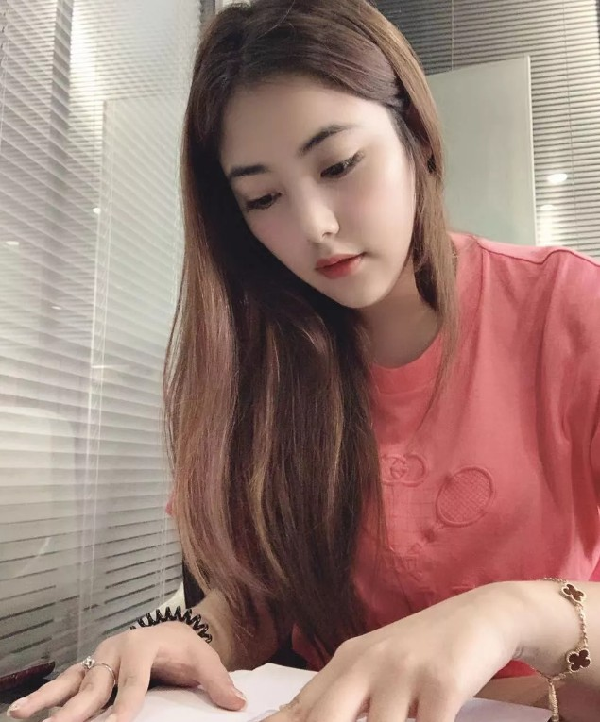 安琪现身沈阳签订线下合约
