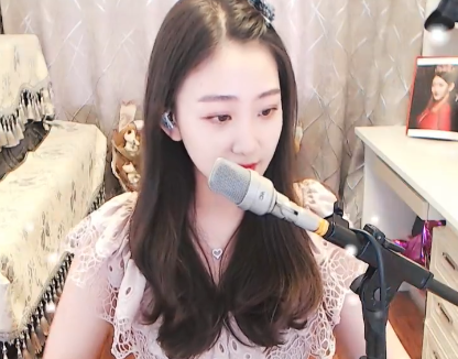 柳婷回归直播间献唱《三十出头》