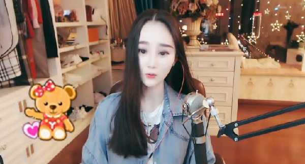 沈曼给粉丝发放定制奖杯