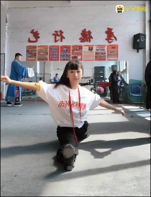 美女珊珊晒功夫一字马，惊呆粉丝