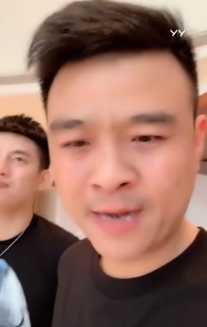 拿签约费招待衣哲,老李现场取款
