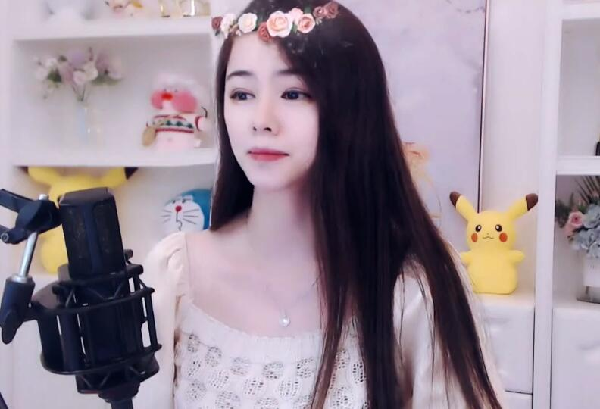 第二个!话社电母小雨熙再夺头条