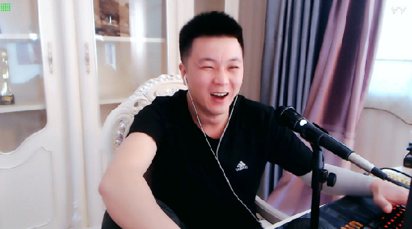 大嘎子问利哥穿西装能穿板鞋么?