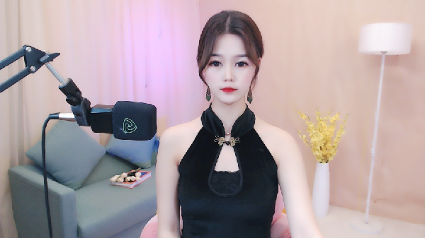 女主播深情演唱催人泪下
