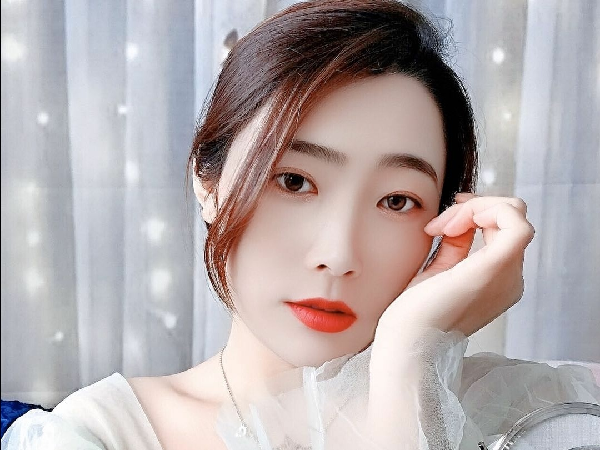 一个活泼开朗，知性优雅的女孩子