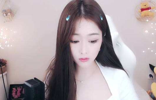 小狮子C位出战取得胜利戴上皇冠