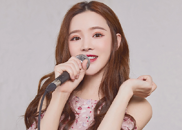 有yy直播"巨肺"之称的实力派歌手戴羽彤在最近的直播中再次展现惊为