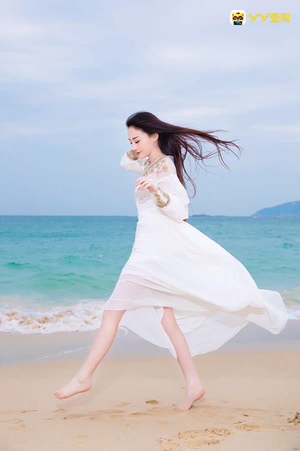 沈曼碰瓷豪车脱衣拍照，惨遭驱赶