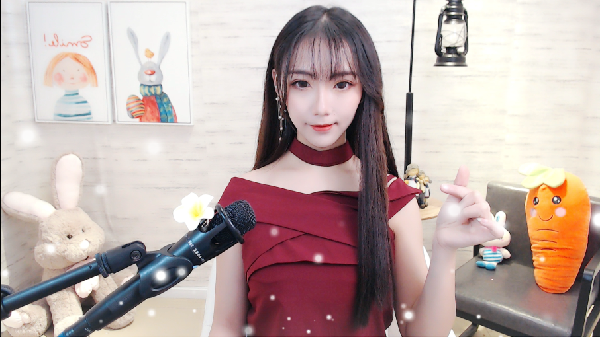 网友看了电脑前面的她直呼恋爱了