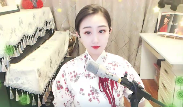 柳婷直播间献唱经典网络歌曲