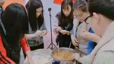 冬至有情,话社为员工制作水饺