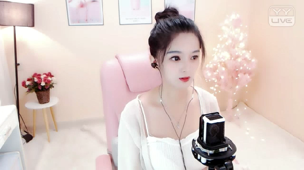 美女蝶依曲风美如画!