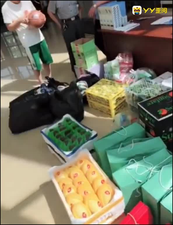 正能量！谢小宇6.1看望流浪儿童