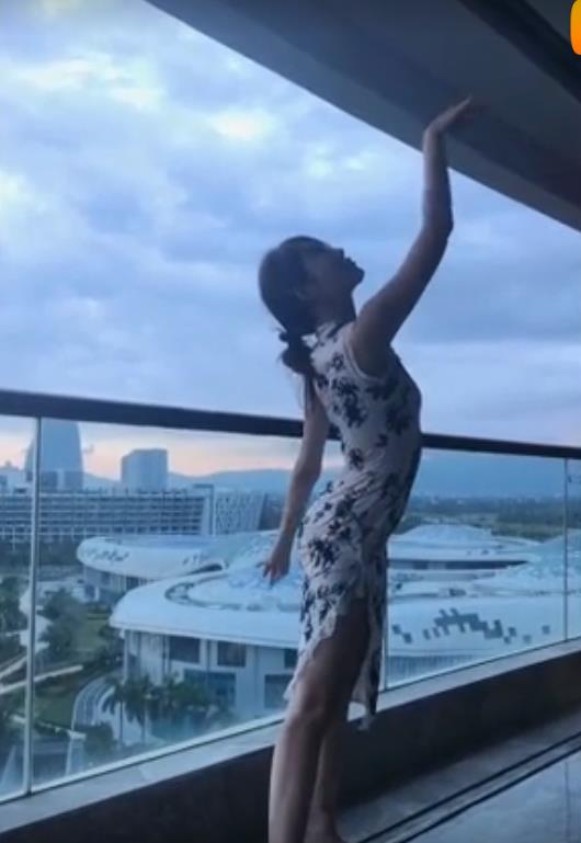 小温妮身着高开衩旗袍,身材傲人