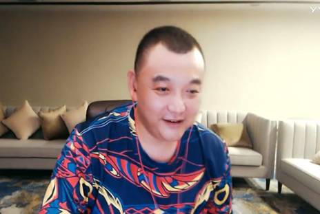 利哲发拳击手套,小磊咋办?