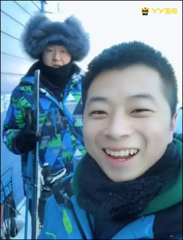 佛门齐聚滑雪场游玩