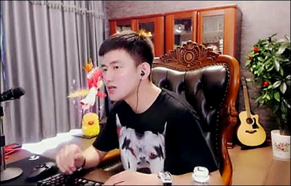 干仗之后阿哲还与老利同桌吃饭!