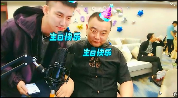 哲利同框,坐快乐哥两侧