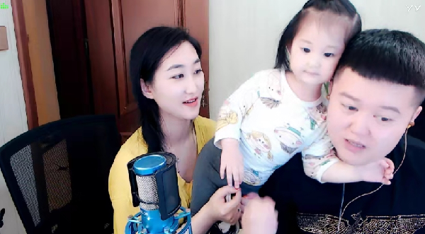 小妹一家现身画面暖人 !
