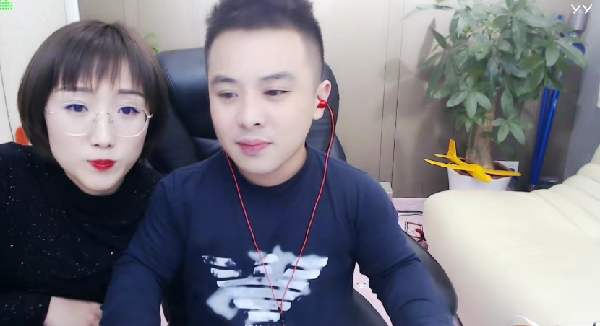 高颜值!仔仔和媳妇小月同框直播