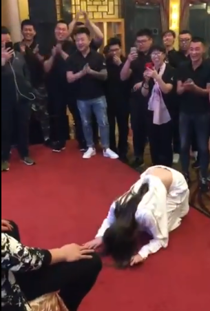 众颜值美女徒弟给七夜行跪拜之礼