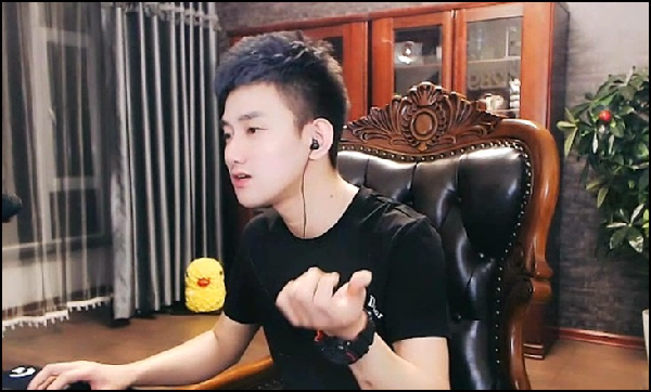 老李找阿哲摔跤,阿哲满身是伤