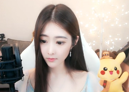 小狮子与美女一起整蛊直播间大哥