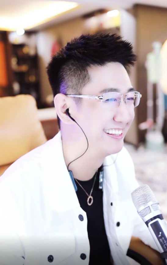 小浩维护大叔,别刮着我大哥!