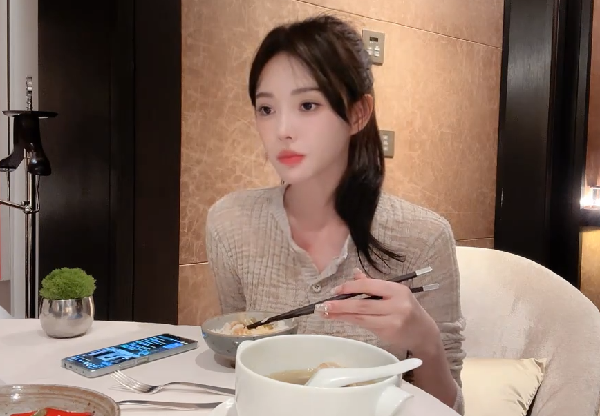 芮甜甜最开始没有正面回答,而是将这个问题交给了芮盼盼,芮盼盼表示