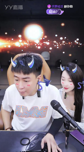 首页正文刘一手开播也是透露挺哥在主播群的聊天记录,开始是管理发言